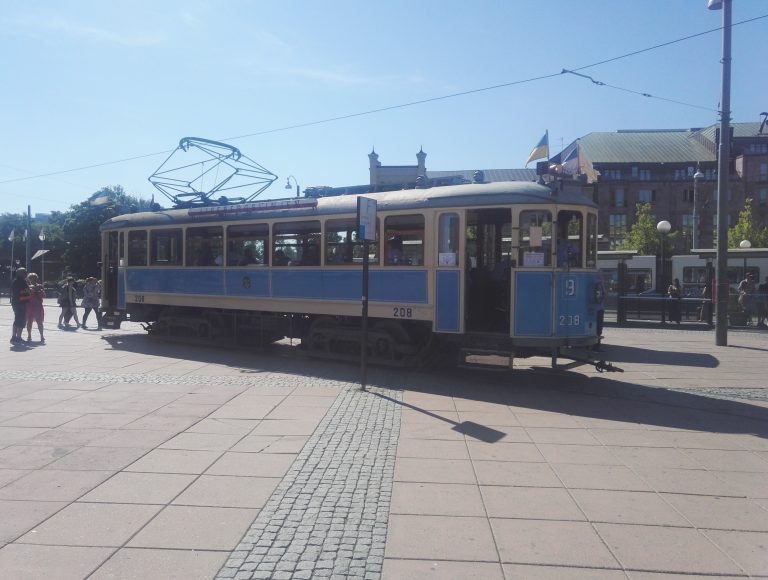 Stadtbesichtigung in einer leeren Großstadt