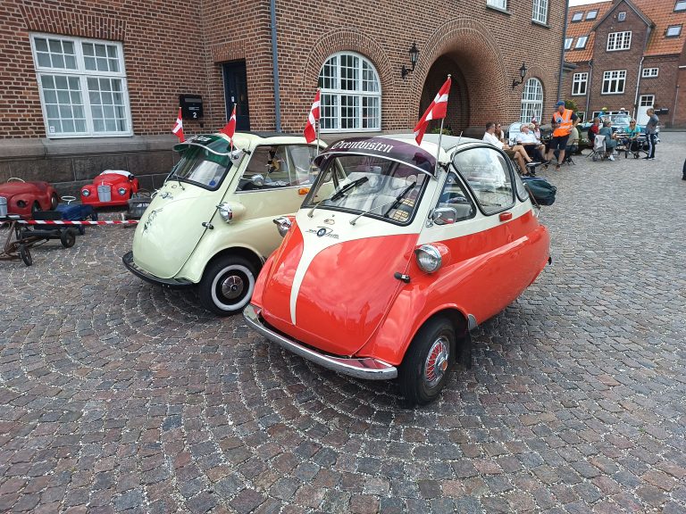 Motorradmuseum und Fahrzeugshow am Hafen